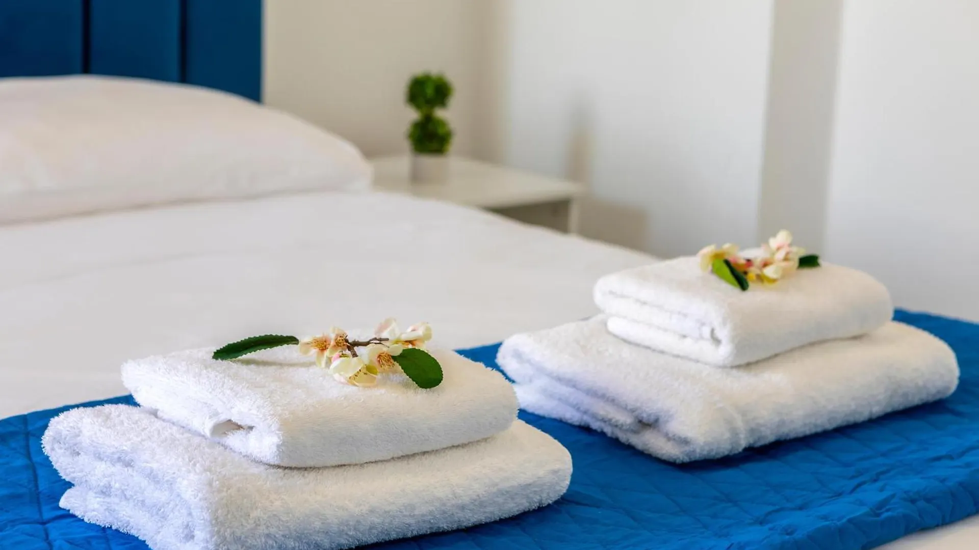 לרנקה Airbnsea City Centre Side Sea View Apartments