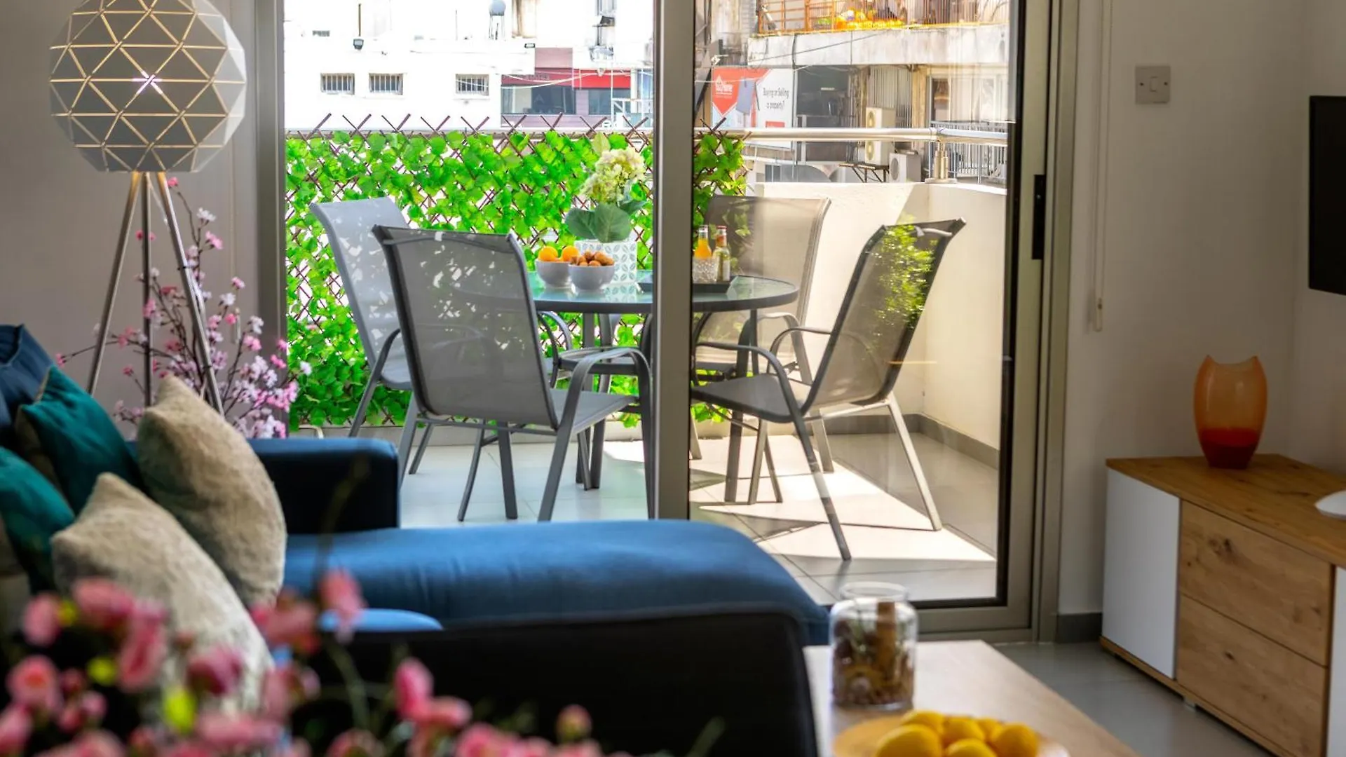 לרנקה Airbnsea City Centre Side Sea View Apartments
