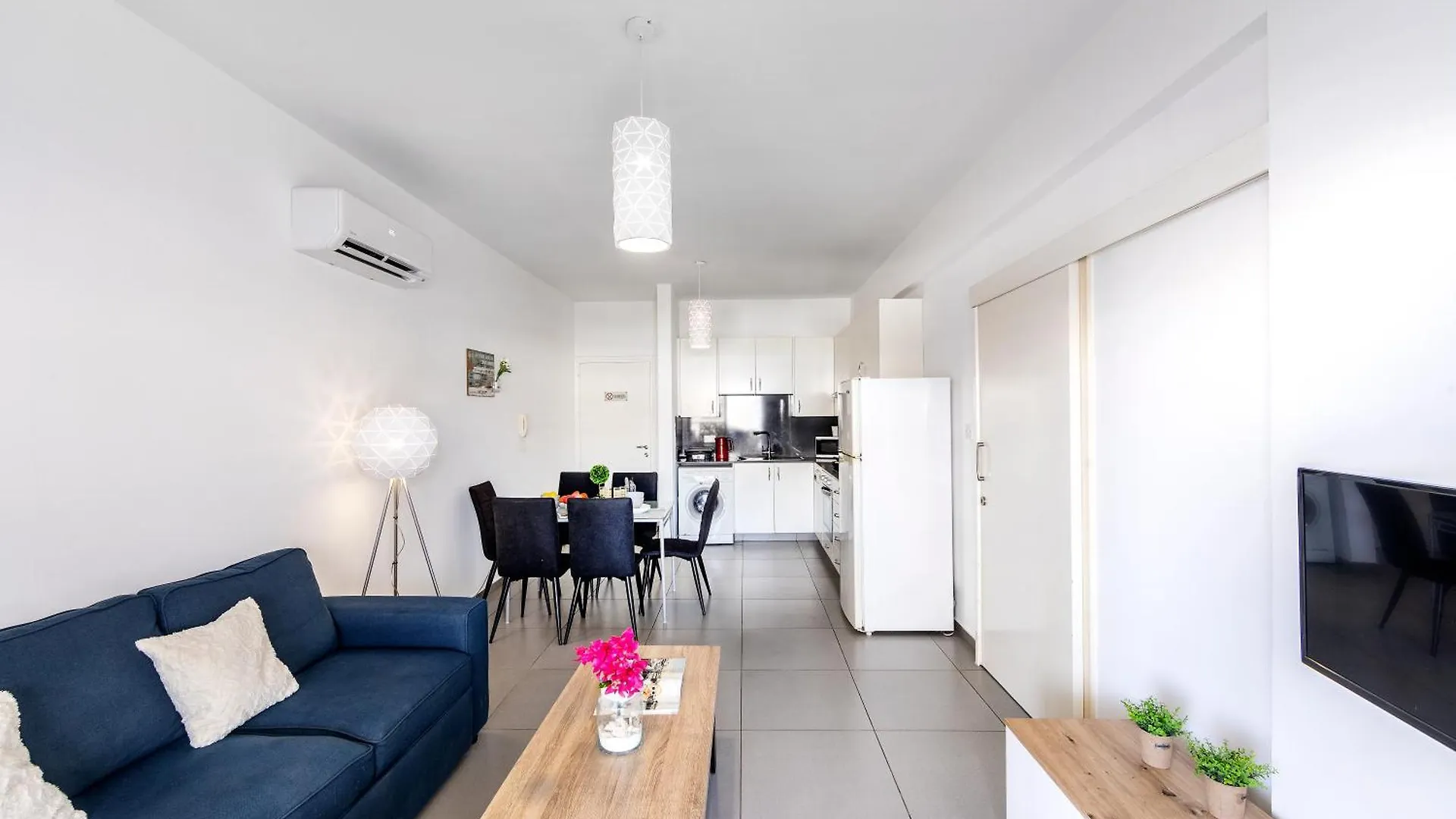 לרנקה Airbnsea City Centre Side Sea View Apartments 0*,  קפריסין