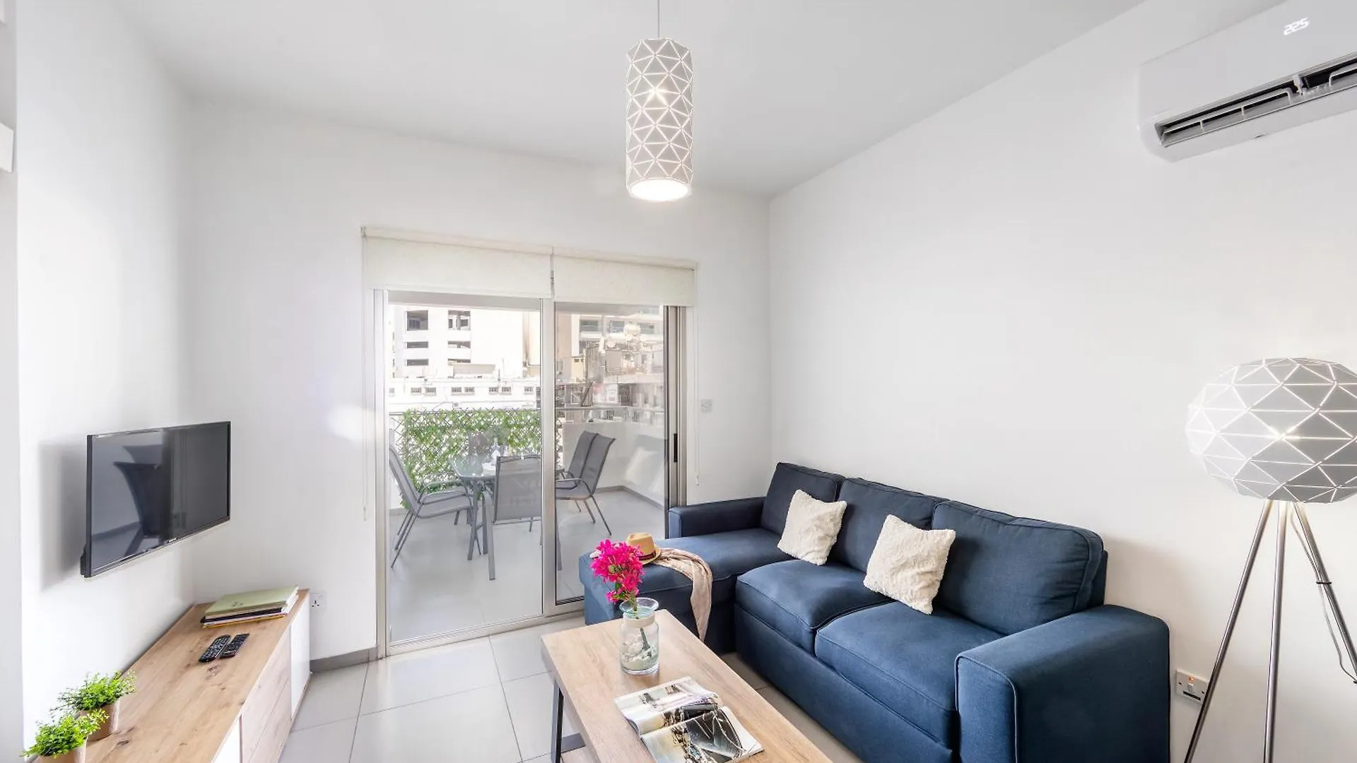 לרנקה Airbnsea City Centre Side Sea View Apartments קפריסין