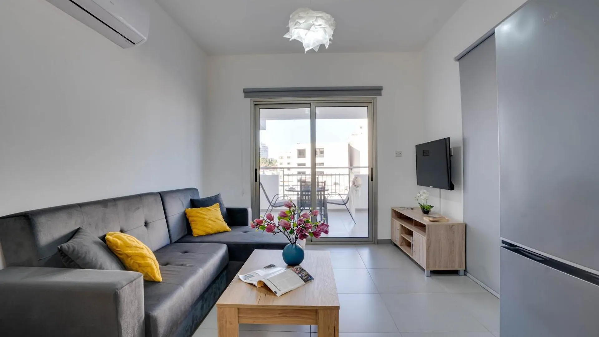 לרנקה Airbnsea City Centre Side Sea View Apartments 0*,  קפריסין